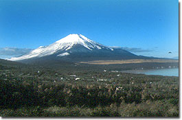 パノラマ台より富士山と山中湖を望む