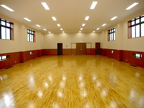 多目的ホール 内観　ダンス、合唱、アカペラ、武道、卓球などに程良いキャパです。