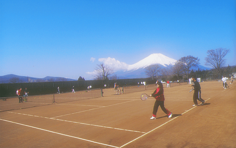 富士山の麓、東照館のテニスコートでテニス合宿や大会