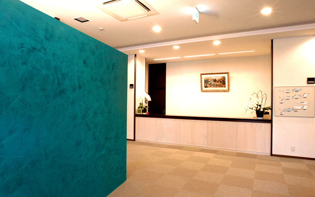 緑の壁が印象的なフロント