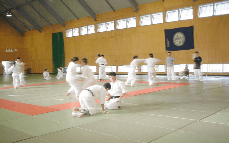 富士山の麓、東照館の武道場で柔道や剣道、空手、合気道など武道合宿