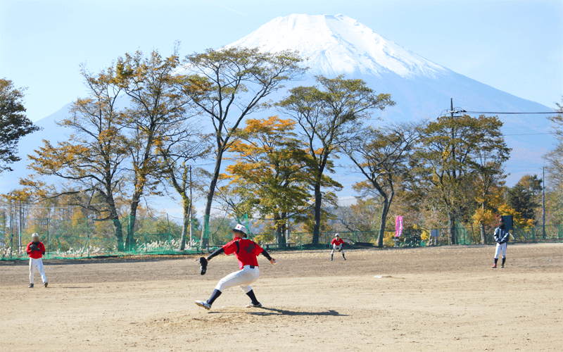 富士山の麓、東照館のグランドで野球やソフトボール合宿