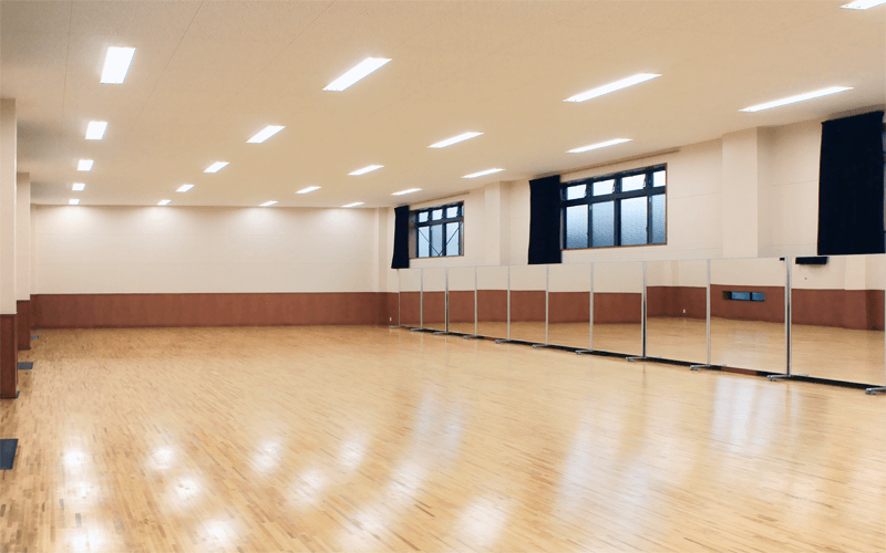 富士山の麓、東照館の多目的ホールT-BOX。ダンス用カガミ完備でダンス、よさこい、演劇などの合宿。