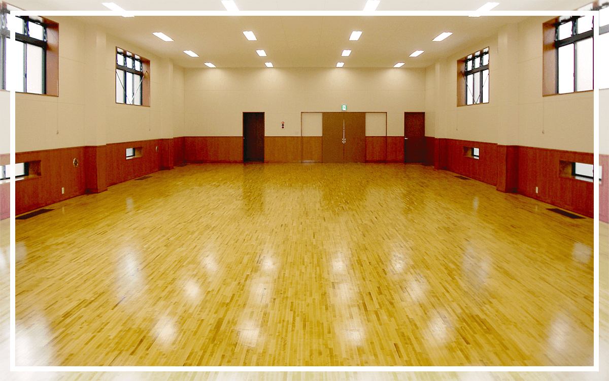 富士山の麓、東照館の多目的ホールT-BOX。ダンス用カガミ完備でダンス、よさこい、演劇など。剣道、合気道など武道場としても、卓球、合唱、アカペラなど多目的に利用できる快適な施設。