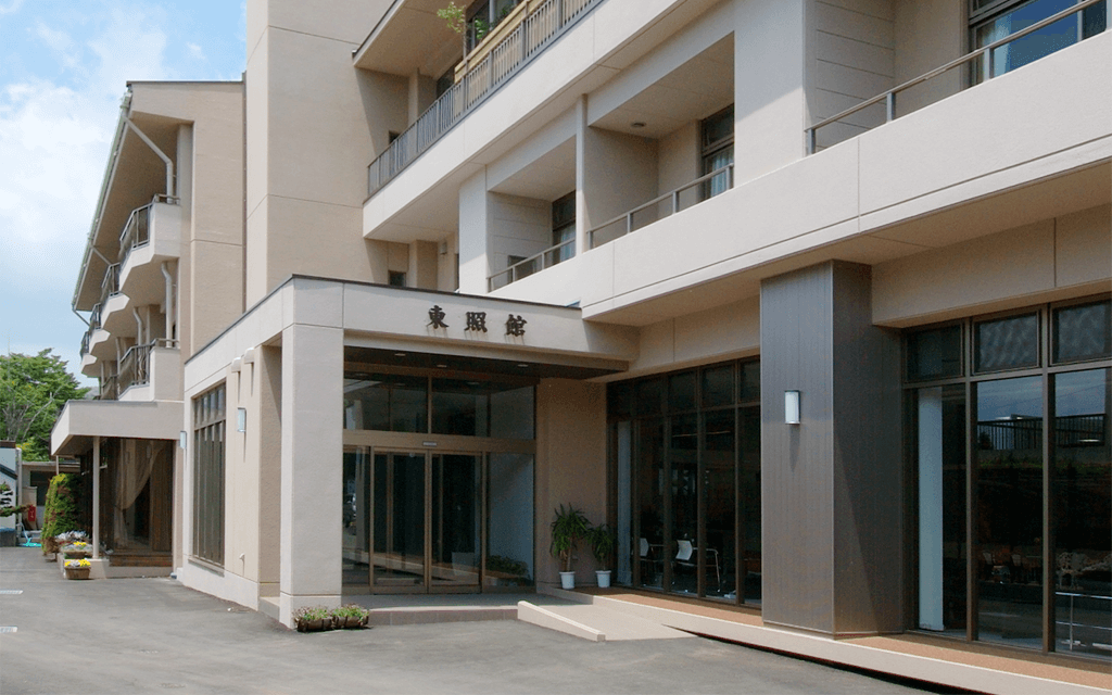 山中湖東照館の玄関前。車椅子でも安心して通行できるスロープ。