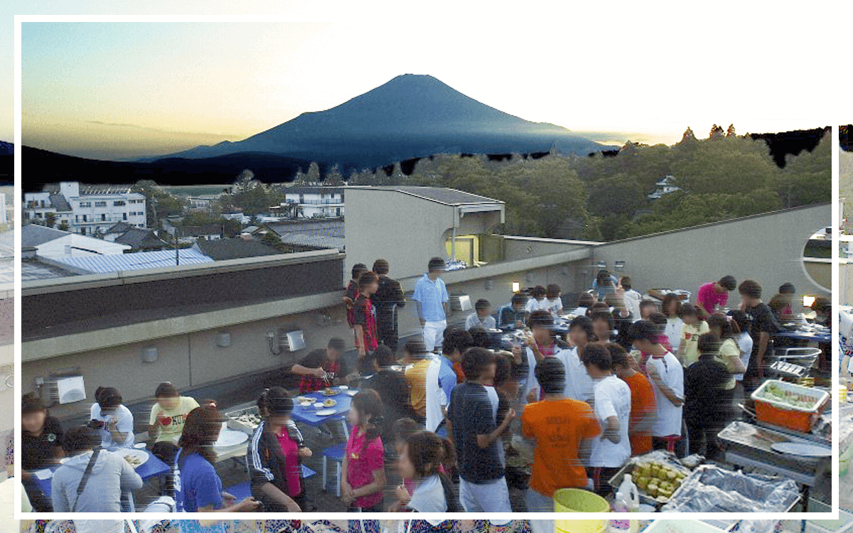 富士山と山中湖を眺めるバーベキュー
