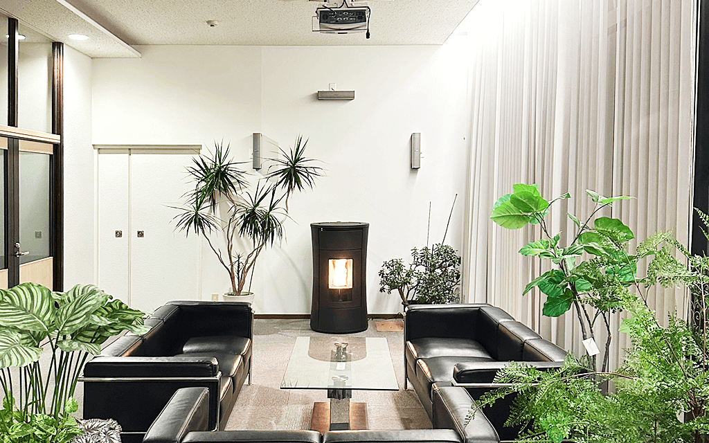 山中湖 東照館 暖炉を囲むミーティングスペース