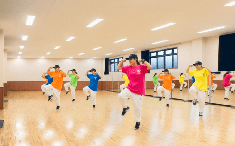富士山の麓、東照館の多目的ホールでダンス合宿
